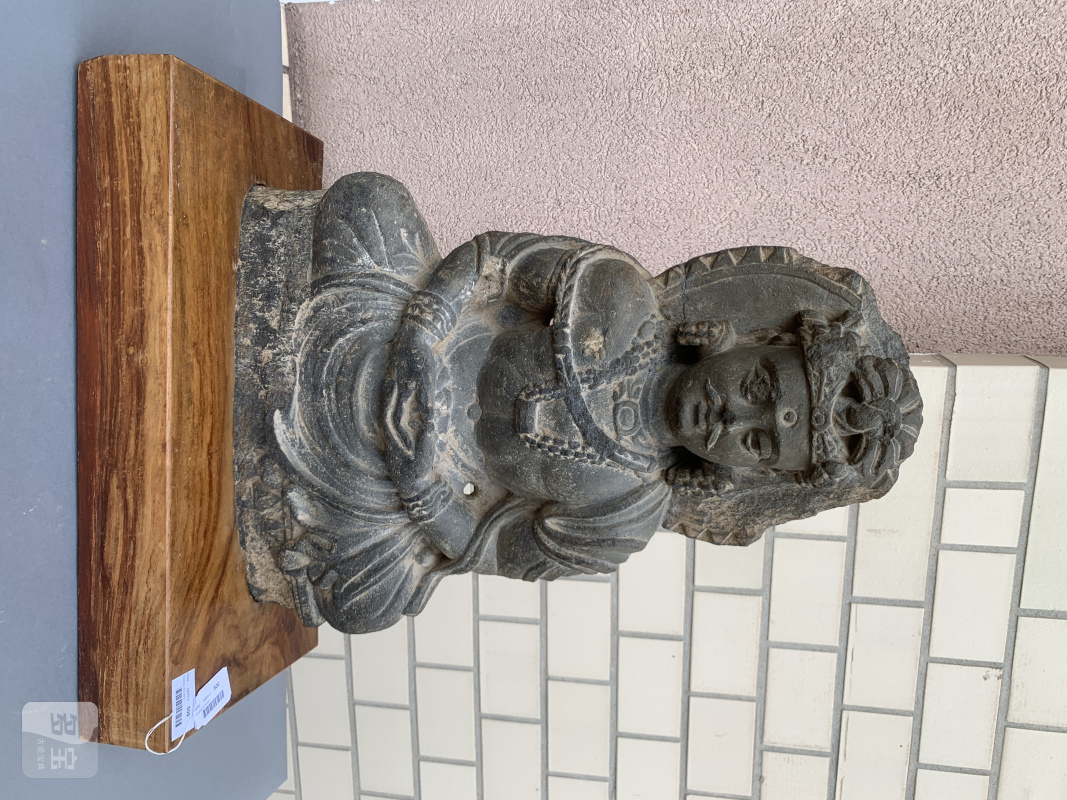 A GREY SCHIST STONE FIGURE OF A BODHISATTVA - 图6
